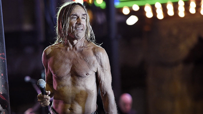 68 yaşındaki Iggy Pop sanat için soyundu