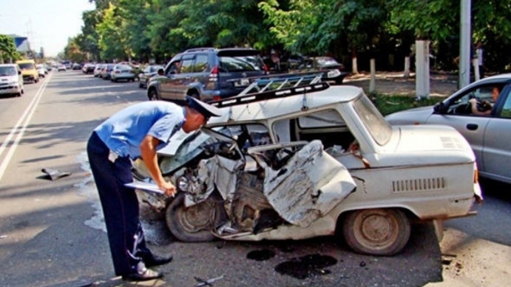 Rusya'da "Zaporojets" ve "Bentley" Kaza Yaptı