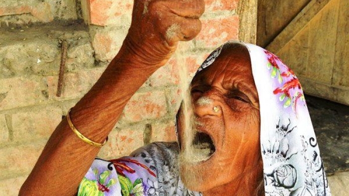 63 yıldır her gün 1 kilo kum yiyen kadın