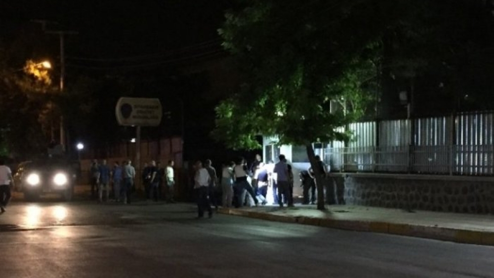 Silvan'da polisin 'dur' ihtarına uymayan araca ateş açıldı: 1 ölü