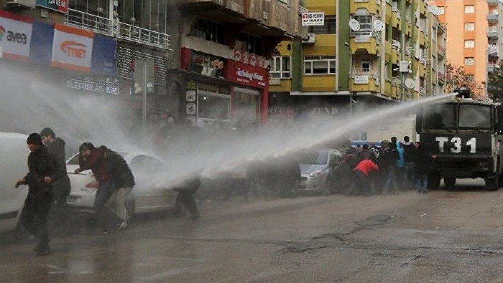 Sur'a yürümek isteyen gruba polis müdahalesi