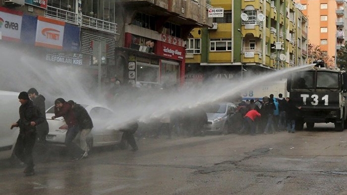 Diyarbakır'daki eylemde silahlar patladı: 1 ölü