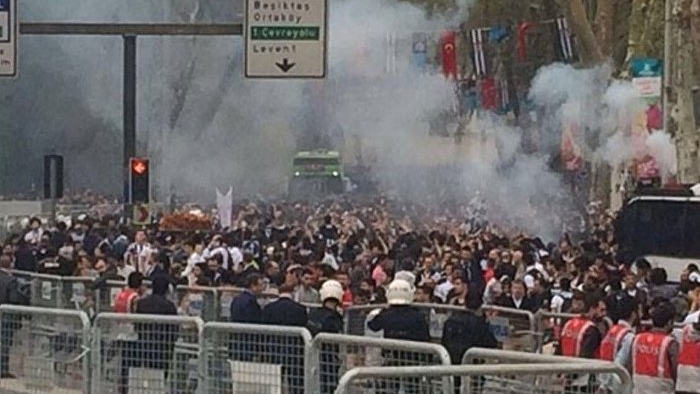 Vodafone Arena önündeki taraftara polisten biber gazı ve tazyikli su