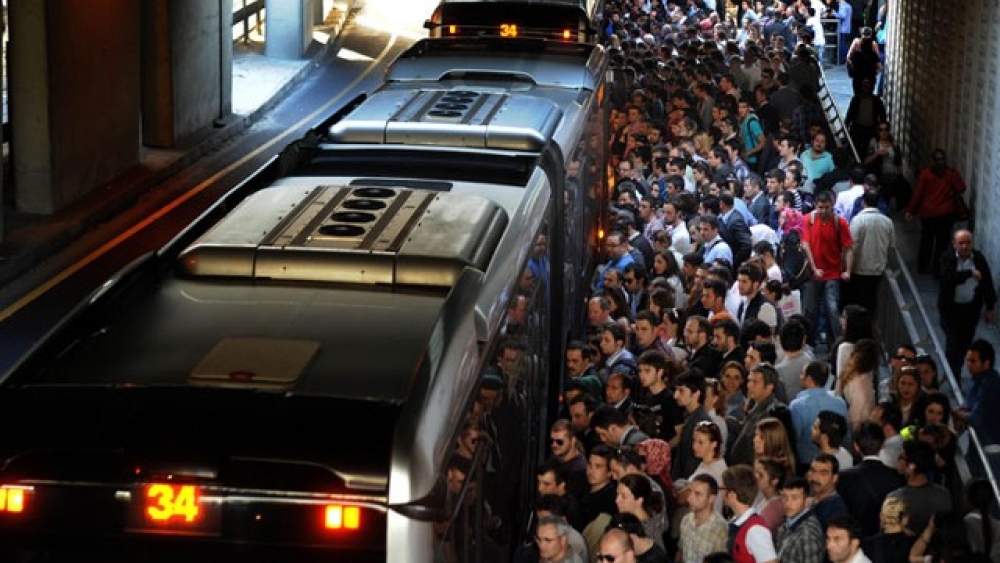 METROBÜS YOLCULARI METRO İSTİYOR