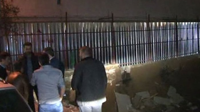 İstanbul'da 7 katlı binanın girişi çöktü