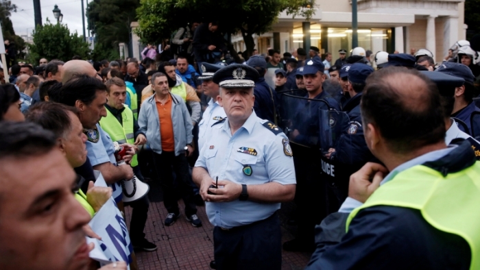 Atina saldırısında polis memurları yaralandı