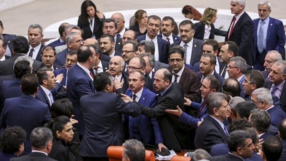 Meclis'te 'IŞİD tweeti' gerginliği