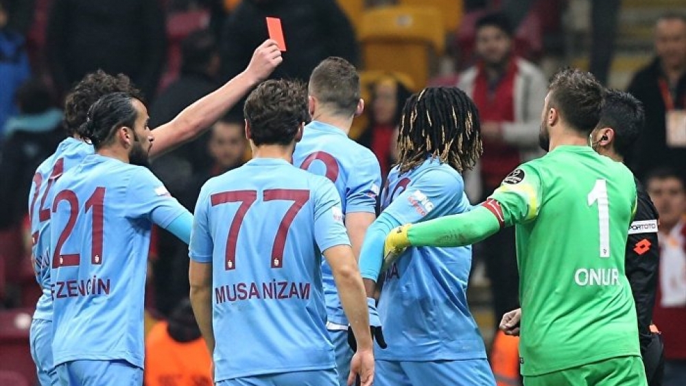 Galatasaray- Trabzonspor maçında hakeme kırmızı kart