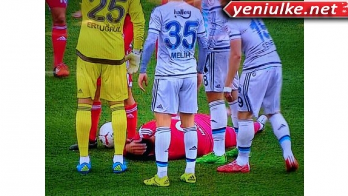 Tuzlaspor Fenerbahçe maçında sahaya taş atıldı! 1 yaralı