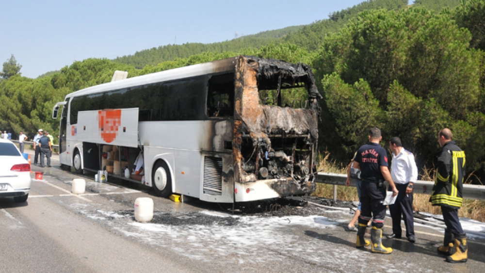 Metro Turizm Aracı Manisa'da Alev Aldı