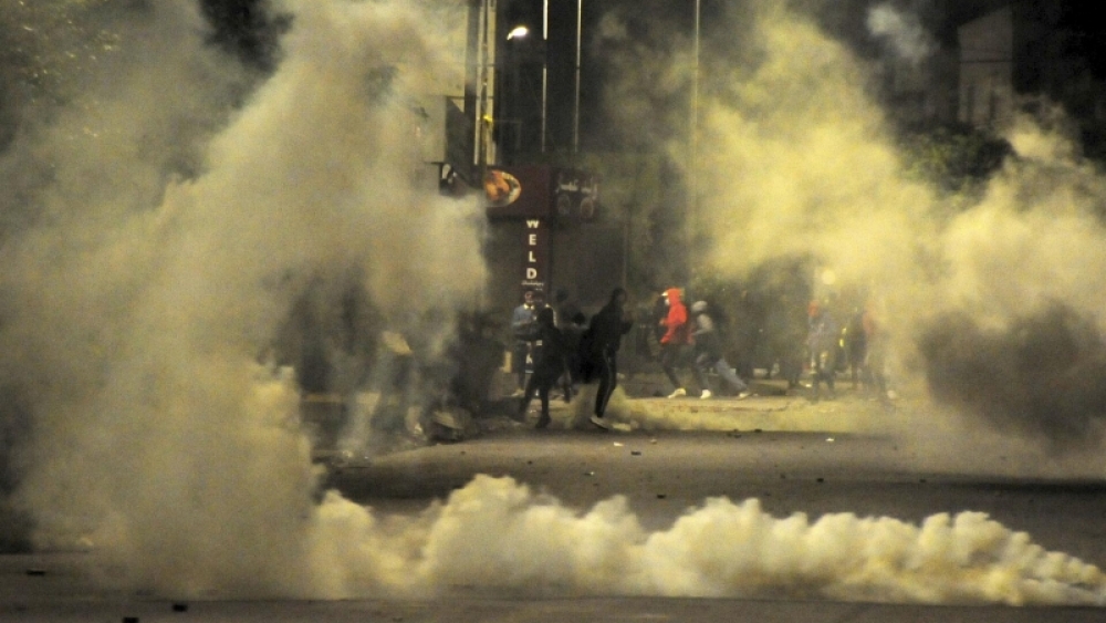 Tunsuslular gece çatışmalarında toplu tutuklamaları protesto ediyor