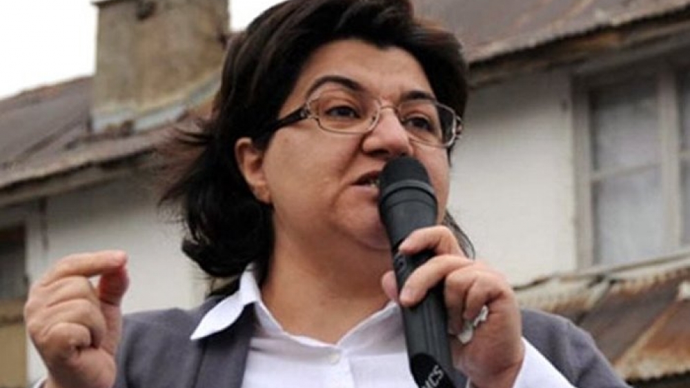 Emine Ayna siyaseti bıraktığını duyurdu