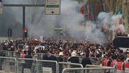 Vodafone Arena önündeki taraftara polisten biber gazı ve tazyikli su