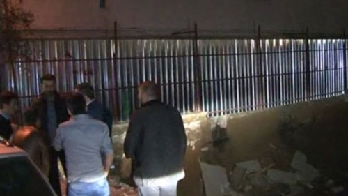 İstanbul'da 7 katlı binanın girişi çöktü